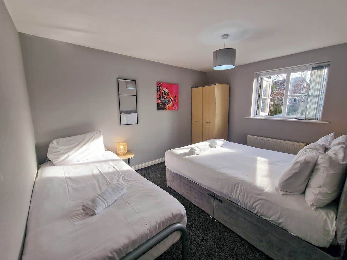 Iron/ironing board, WiFi, bed sheets