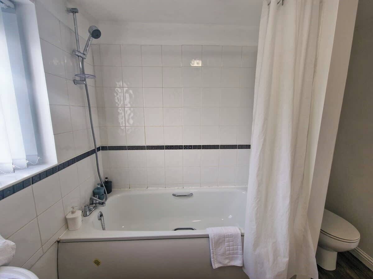 Shower, hair dryer, towels, shampoo