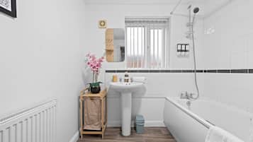 Douche, séchoir à cheveux, serviettes fournies, shampooing
