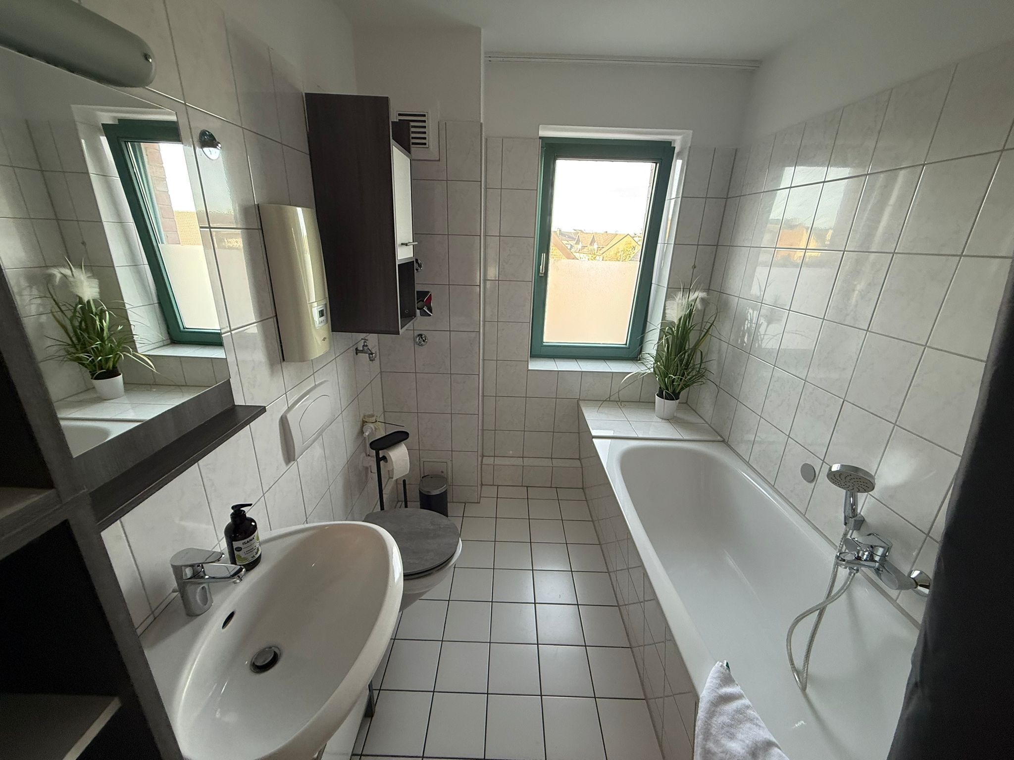 Haartrockner, Handtücher, Seife, Toilettenpapier