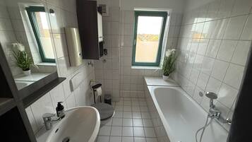 Haartrockner, Handtücher, Seife, Toilettenpapier