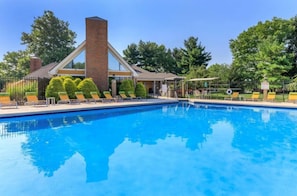 Pool - Spacious 1 Bed w/ updated finishes (Columbus)