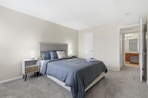 1 bedroom, desk, iron/ironing board, travel cot - Spacious 1 Bed w/ updated finishes (Columbus)
