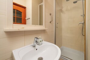 Comfort-Apartment, Balkon | Badezimmer | Dusche, Haartrockner, Handtücher, Seife