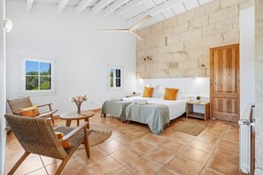 5 bedrooms, WiFi, bed sheets