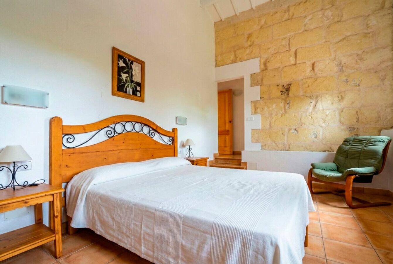 5 bedrooms, WiFi, bed sheets