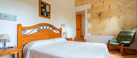 5 bedrooms, WiFi, bed sheets