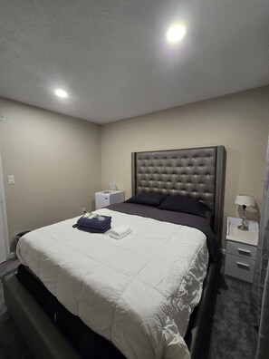 1 dormitorio, tabla de planchar con plancha, wifi y ropa de cama