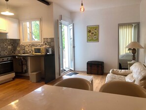 Interior - T2 apartment with private terrace and communal garden (Marseille)