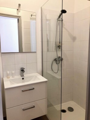 Shower, hair dryer, towels, soap - T2 apartment with private terrace and communal garden (Marseille)