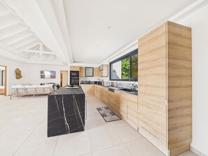 Fridge, microwave, oven, dishwasher - Modern villa for 8 - Pool - Private residence (Saint-François)