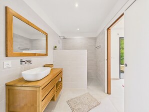 Shower, towels - Modern villa for 8 - Pool - Private residence (Saint-François)