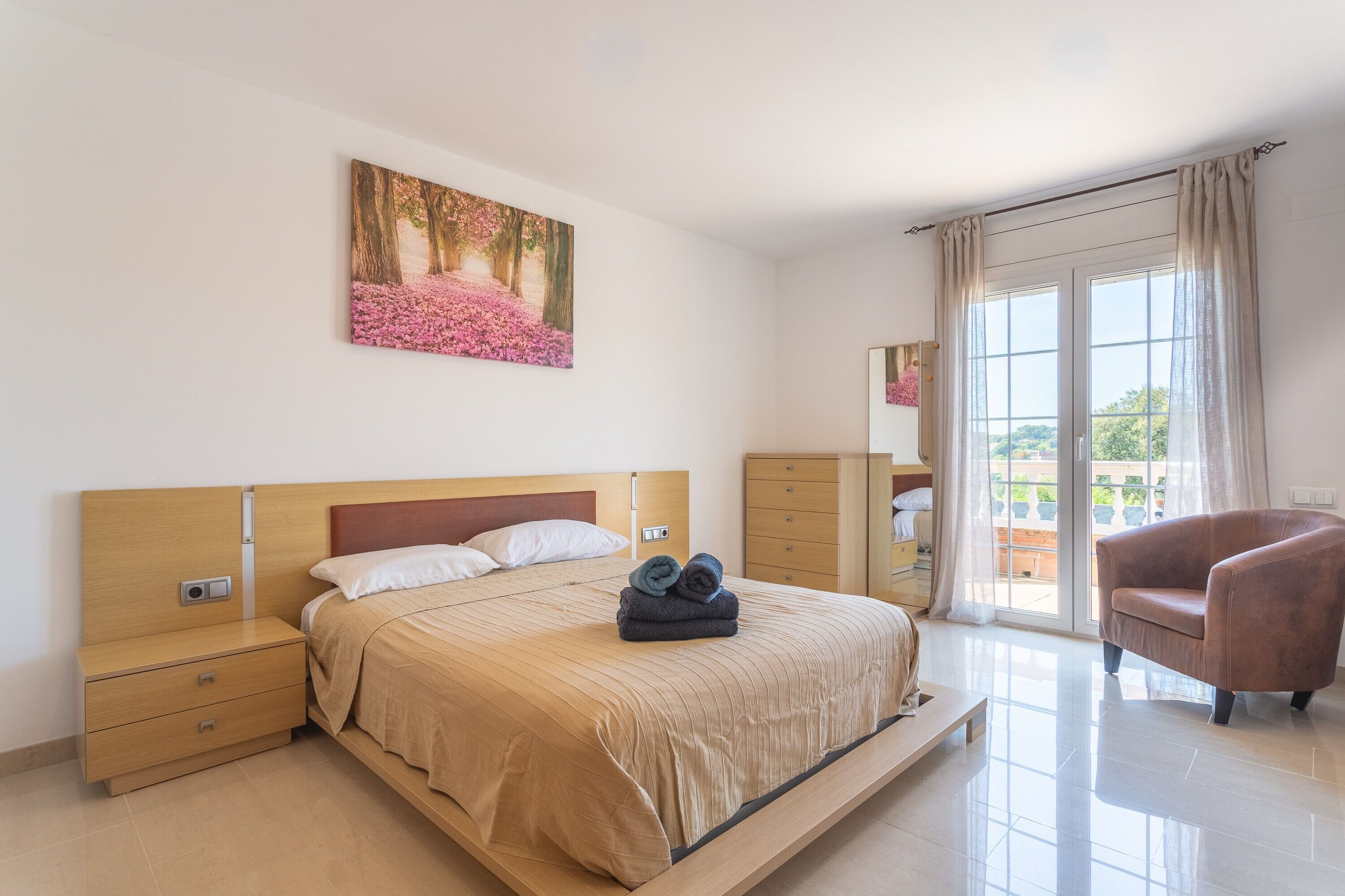 4 bedrooms, iron/ironing board, WiFi, bed sheets