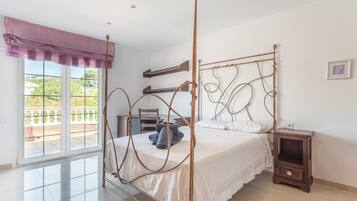 4 bedrooms, iron/ironing board, WiFi, bed sheets
