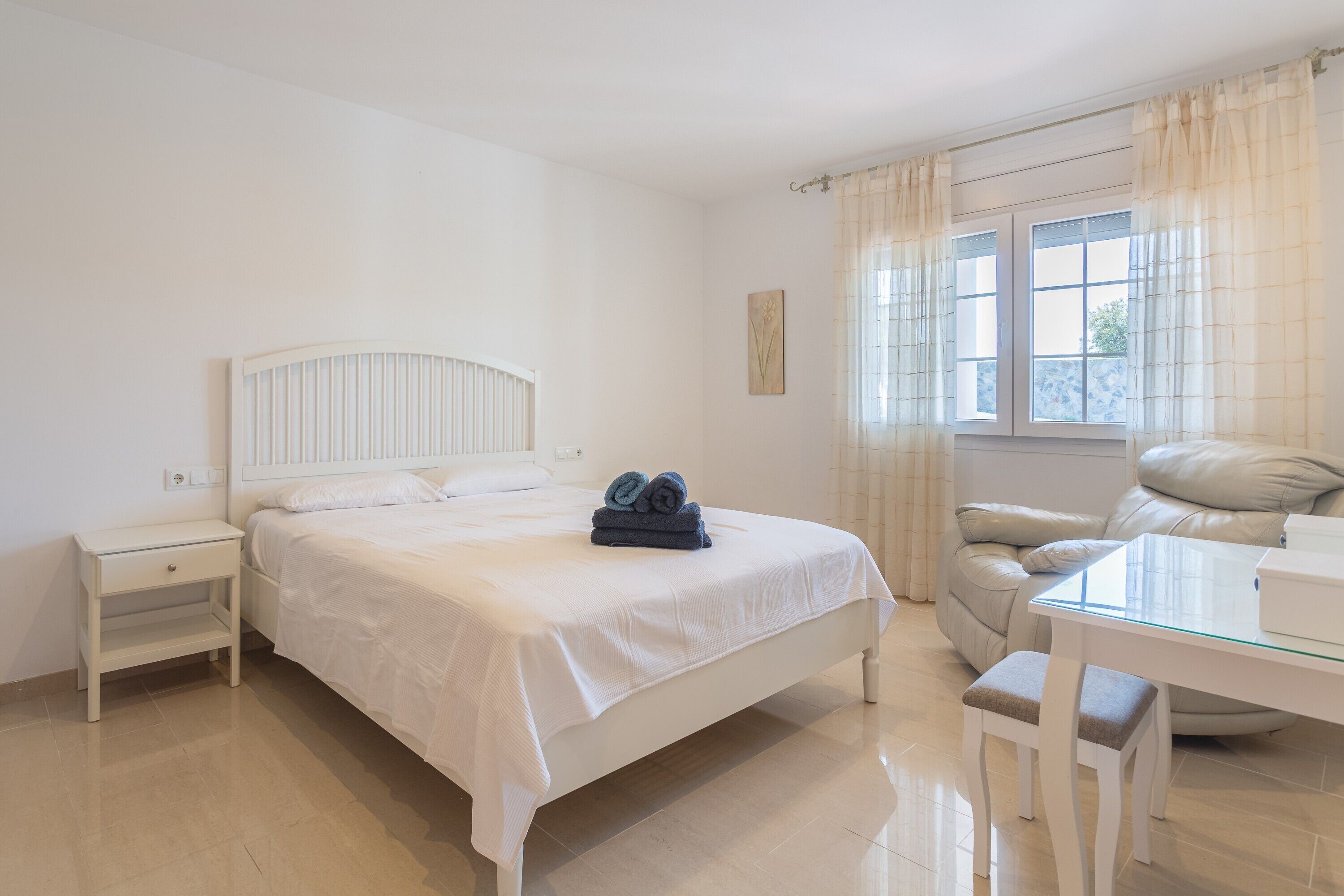 4 chambres, fer et planche à repasser, Wi-Fi, draps fournis