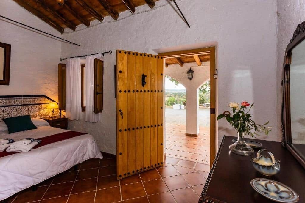 6 habitaciones, tabla de planchar con plancha, wifi y ropa de cama 