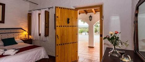 6 habitaciones, tabla de planchar con plancha, wifi y ropa de cama