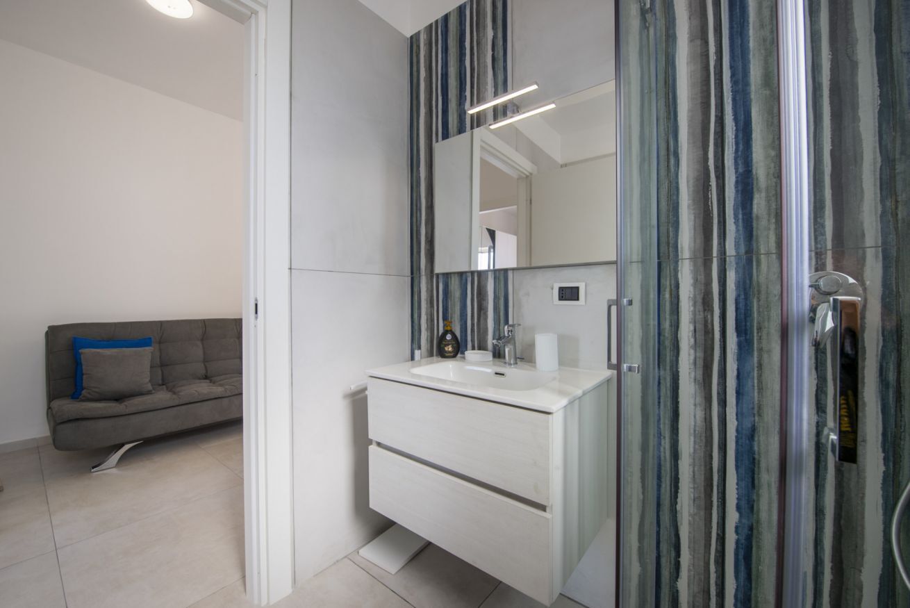 Een douche, een haardroger, een bidet, handdoeken