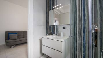 Een douche, een haardroger, een bidet, handdoeken