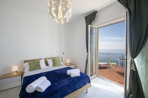 Tabla de planchar con plancha, wifi gratis y ropa de cama 