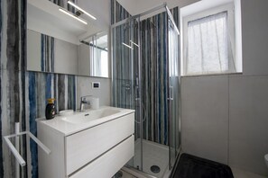 Dusche, Haartrockner, Bidet, Handtücher
