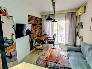 TV, books - Calm & Comfortable Apartment at Central Kalamaria (Kalamaria)