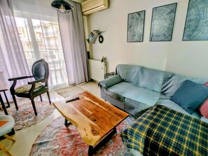 Een televisie en boeken