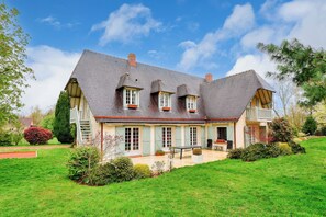 Exterior - Charming 5-bedroom countryside home near Rouen with pool (Le Thuit de l'Oison)