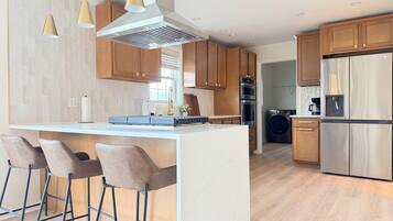 冷蔵庫、電子レンジ、オーブン、コンロ