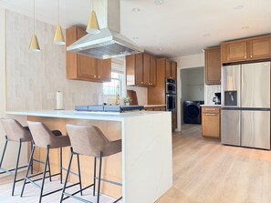 Réfrigérateur, four à micro-ondes, un four, surface de cuisson