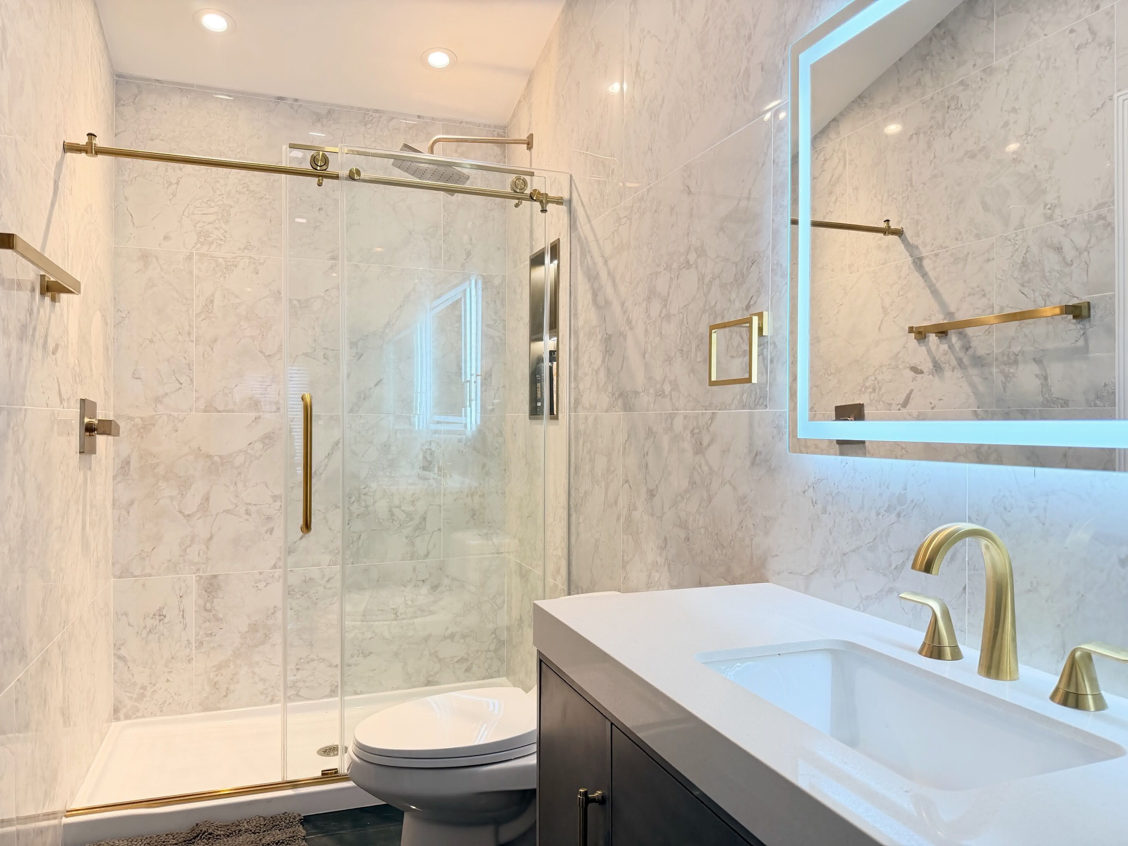 Een douche, een haardroger, handdoeken, zeep