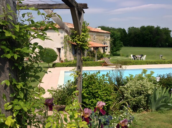 Pool - Superb Traditional Country House, Peaceful Setting, Near Amenities, with Pool (Saint-Quentin-de-Chalais)