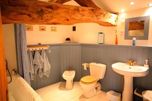 Shower, hair dryer, towels - Superb Traditional Country House, Peaceful Setting, Near Amenities, with Pool (Saint-Quentin-de-Chalais)