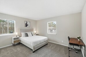 1 bedroom, desk, iron/ironing board, travel cot - Modern 1BR Retreat Near Stone Mountain (Stone Mountain)