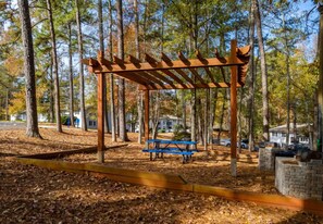 Property grounds - Modern 1BR Retreat Near Stone Mountain (Stone Mountain)