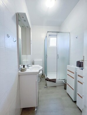 Regadera, toallas, jabón, papel de baño 