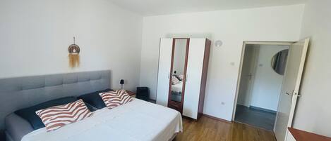 1 bedroom, desk, free WiFi, bed sheets