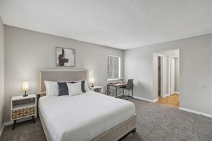2 bedrooms, desk, iron/ironing board, travel cot - Modern 2BR Retreat Near Stone Mountain (Stone Mountain)