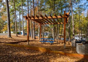 Property grounds - Comfort & Convenience in Stone Mountain (Stone Mountain)