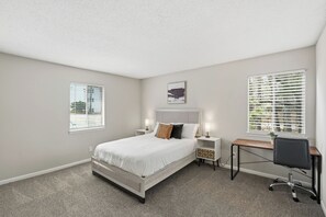 2 bedrooms, desk, iron/ironing board, travel cot - Comfort & Convenience in Stone Mountain (Stone Mountain)