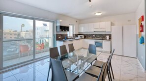 Fridge, microwave, oven, stovetop - Swieqi, Central 3BR home w/Fast WIFI Comfy Beds (Swieqi)