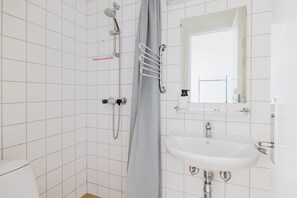 Classic Triple Room | Bathroom | Shower, towels, soap, shampoo - Nomad City Hotels - Odense (Odense)