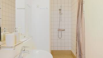 Shower, towels, soap, shampoo