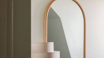 Ein Spiegel mit Holzrahmen an der Wand.