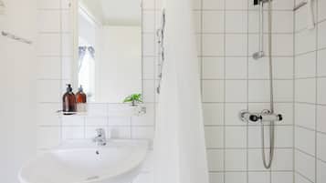 City-Einzelzimmer | Badezimmer | Dusche, Handtücher, Seife, Shampoo