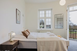 Kahden hengen deluxe-huone, parveke | Ilmainen Wi-Fi