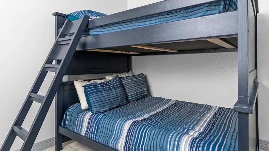 Modern Beachside Condo w Pool - South Padre Island