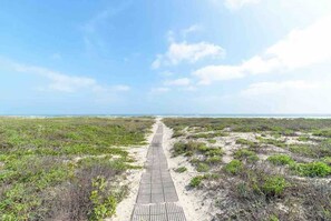 House | 2 bedrooms, Internet - Modern Beachside Condo w Pool - South Padre Island (South Padre Island)