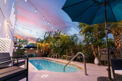 Modern Beachside Condo w Pool - South Padre Island