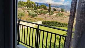 Ein Balkon mit Blick auf eine gebirgige Landschaft und einen klaren Himmel.